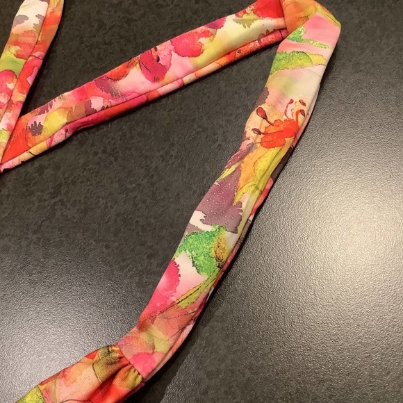 BECCA by Rebecca Virtue Floral Halter Bikini Top Pink Basket Weave Resin Center - Picture 9 of 11